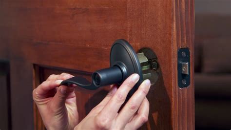 how to install door knob